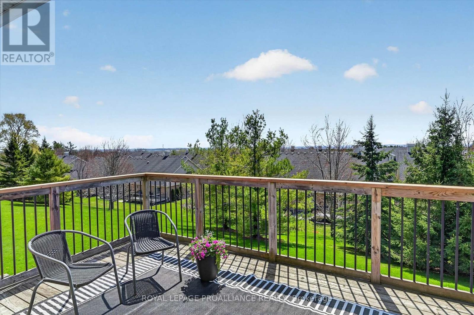 138 VILLAGE CRESCENT - 16