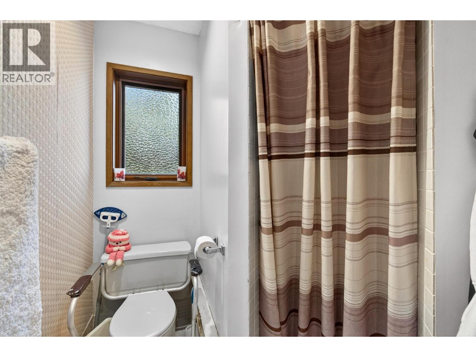 #22 4498 Squilax-Anglemont Road - 23