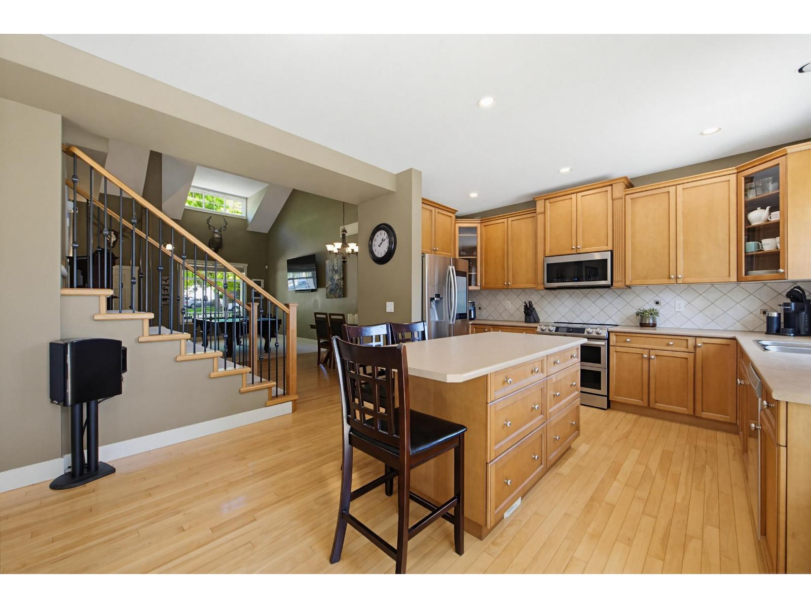 7 Bed, 4 Bath House for Sale in Surrey – 10304 164A STREET, Surrey - Image 11