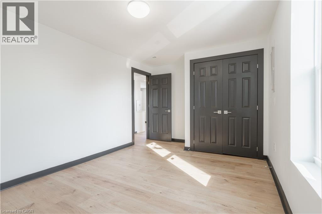 32 BRITANNIA Avenue - 16