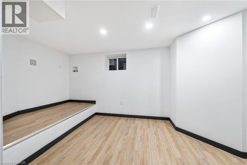 32 BRITANNIA Avenue - 46