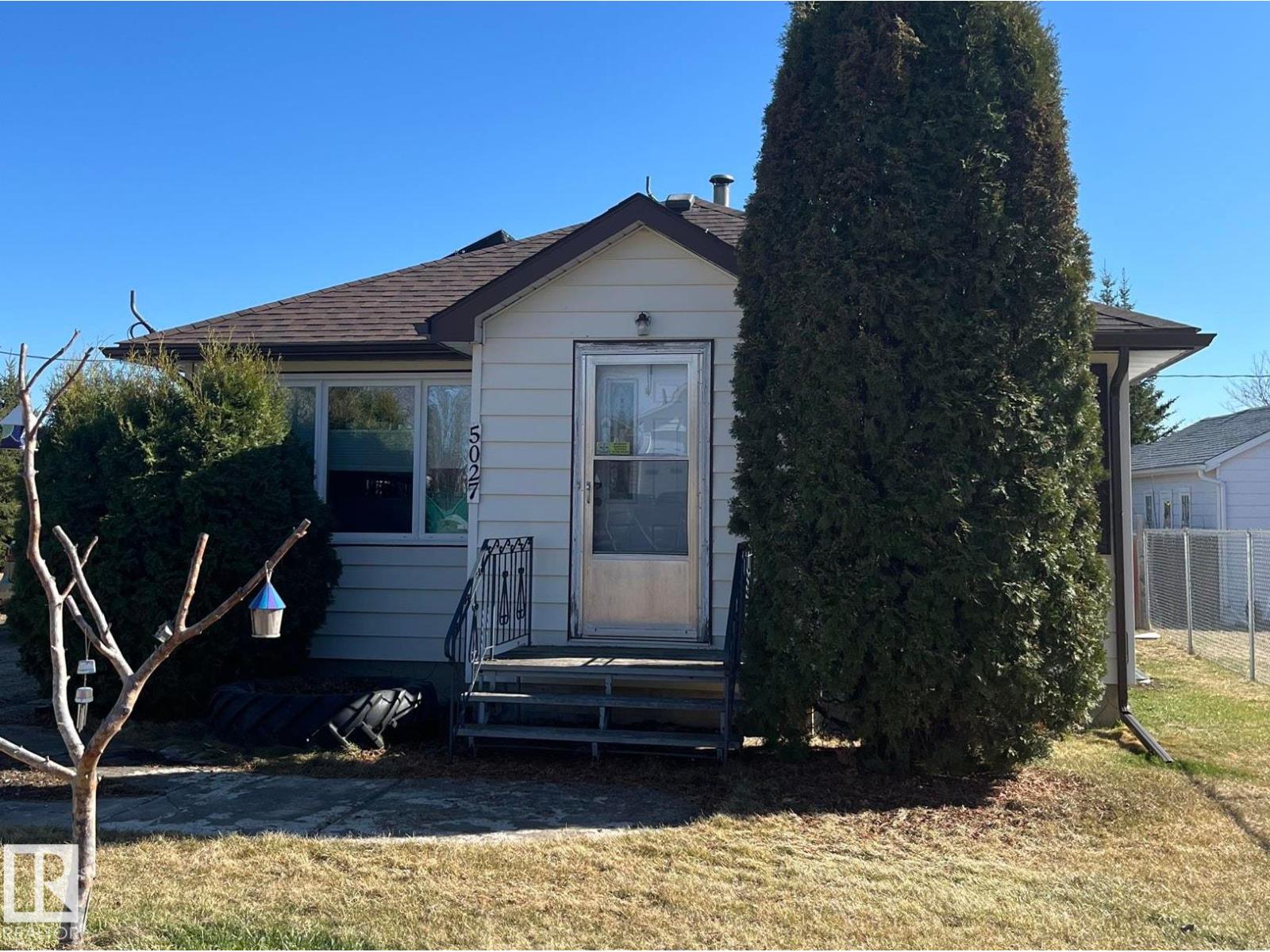 5027 49 Ave - 1