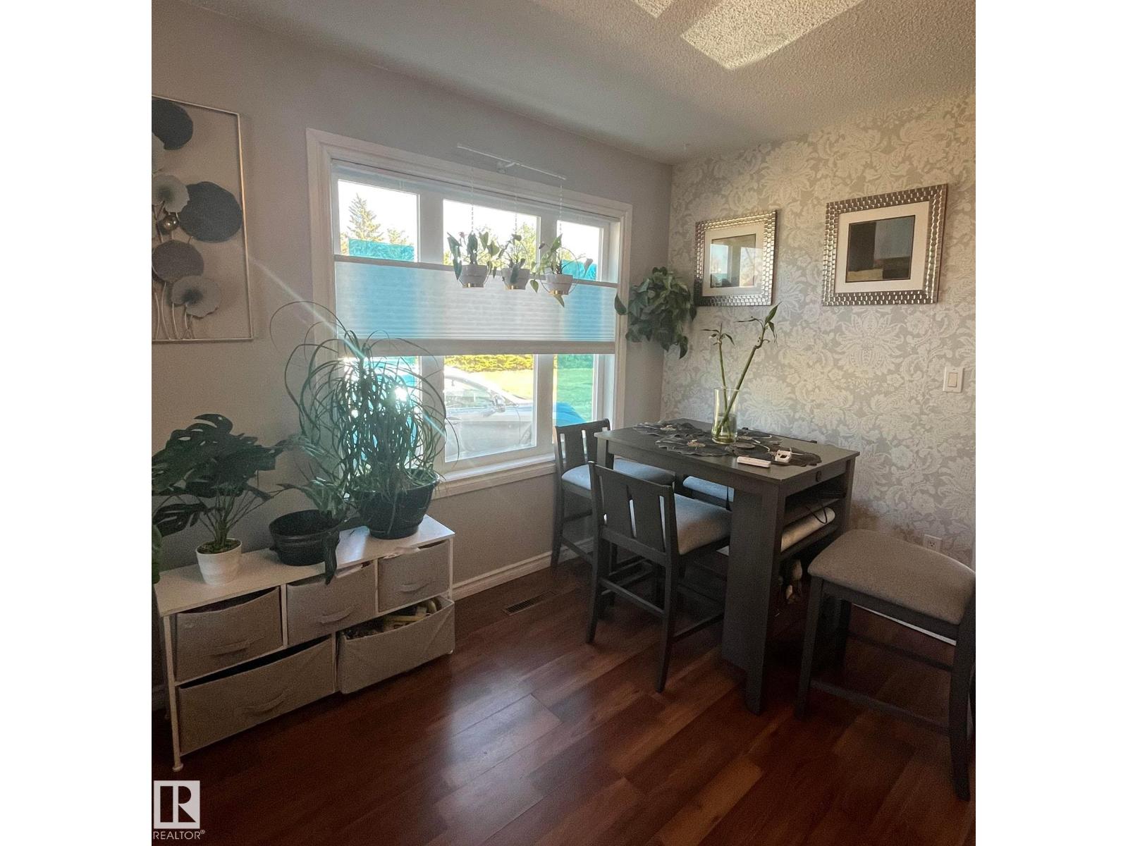5027 49 Ave - 10