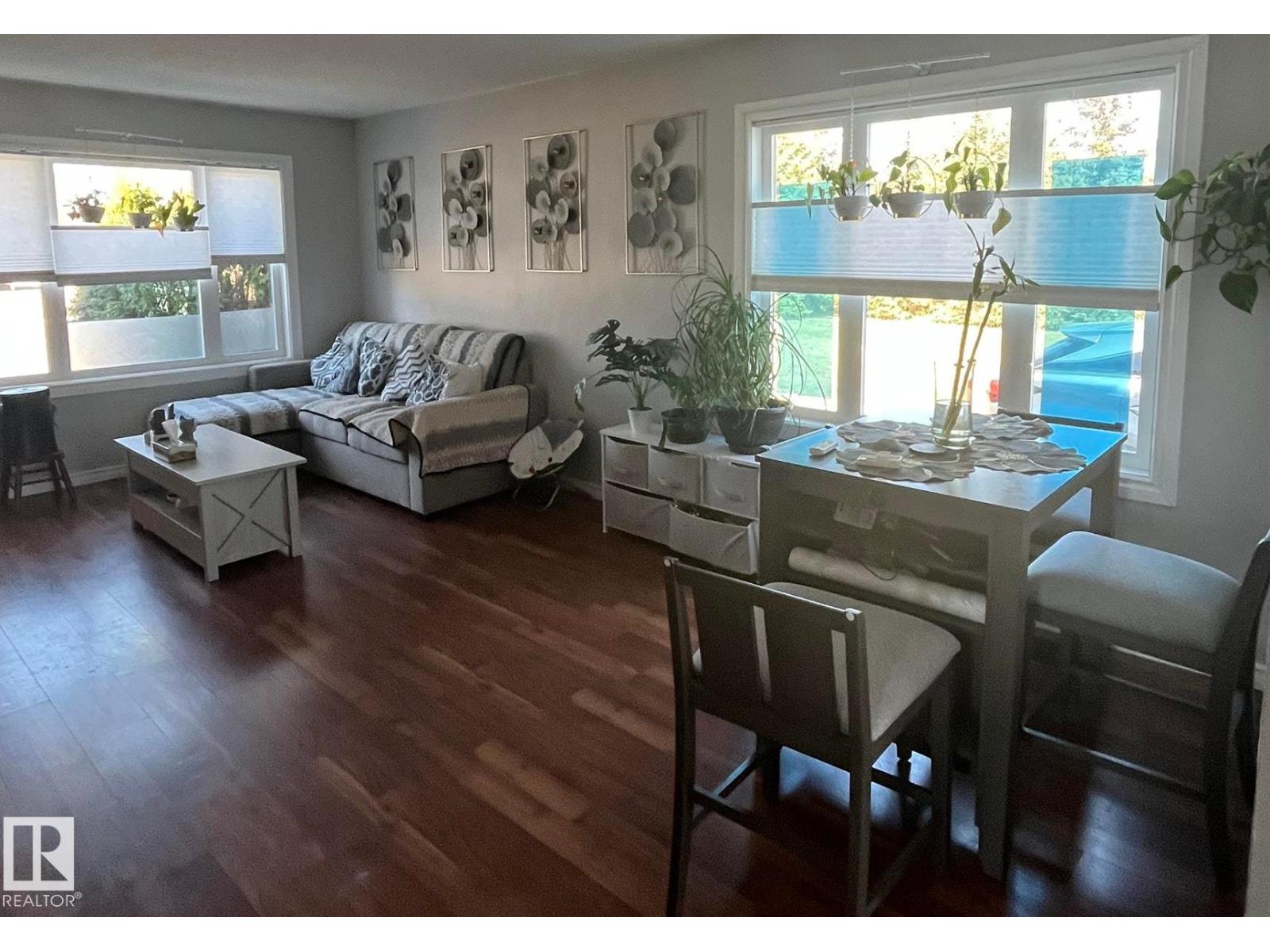 5027 49 Ave - 11