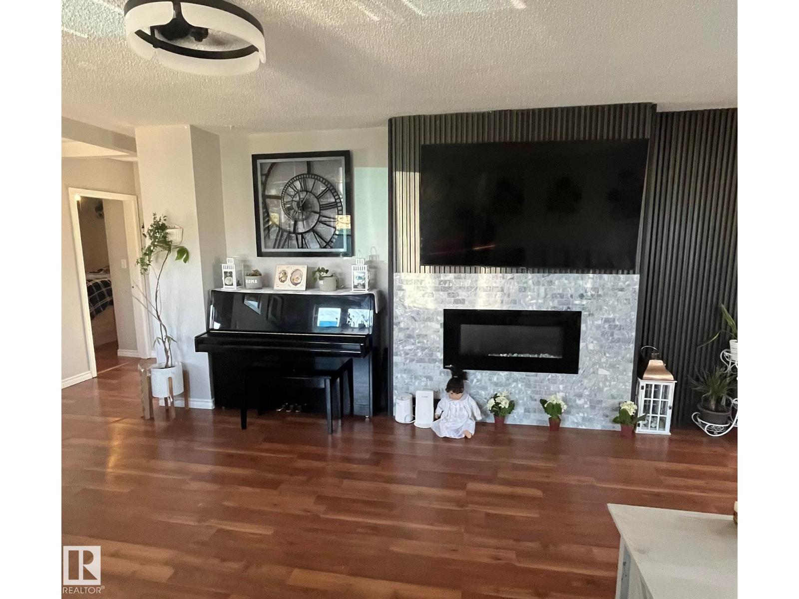 5027 49 Ave - 12