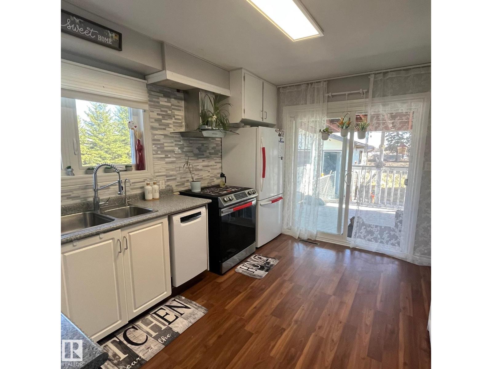5027 49 Ave - 14
