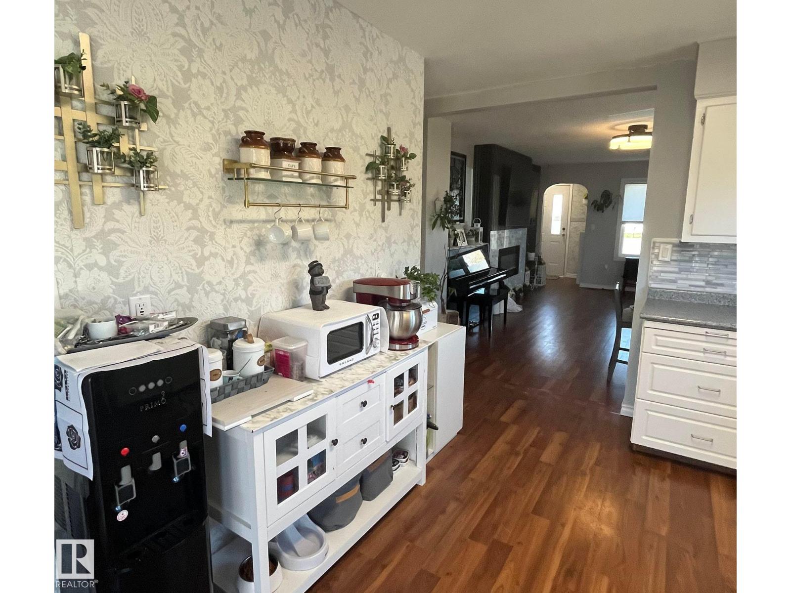 5027 49 Ave - 15