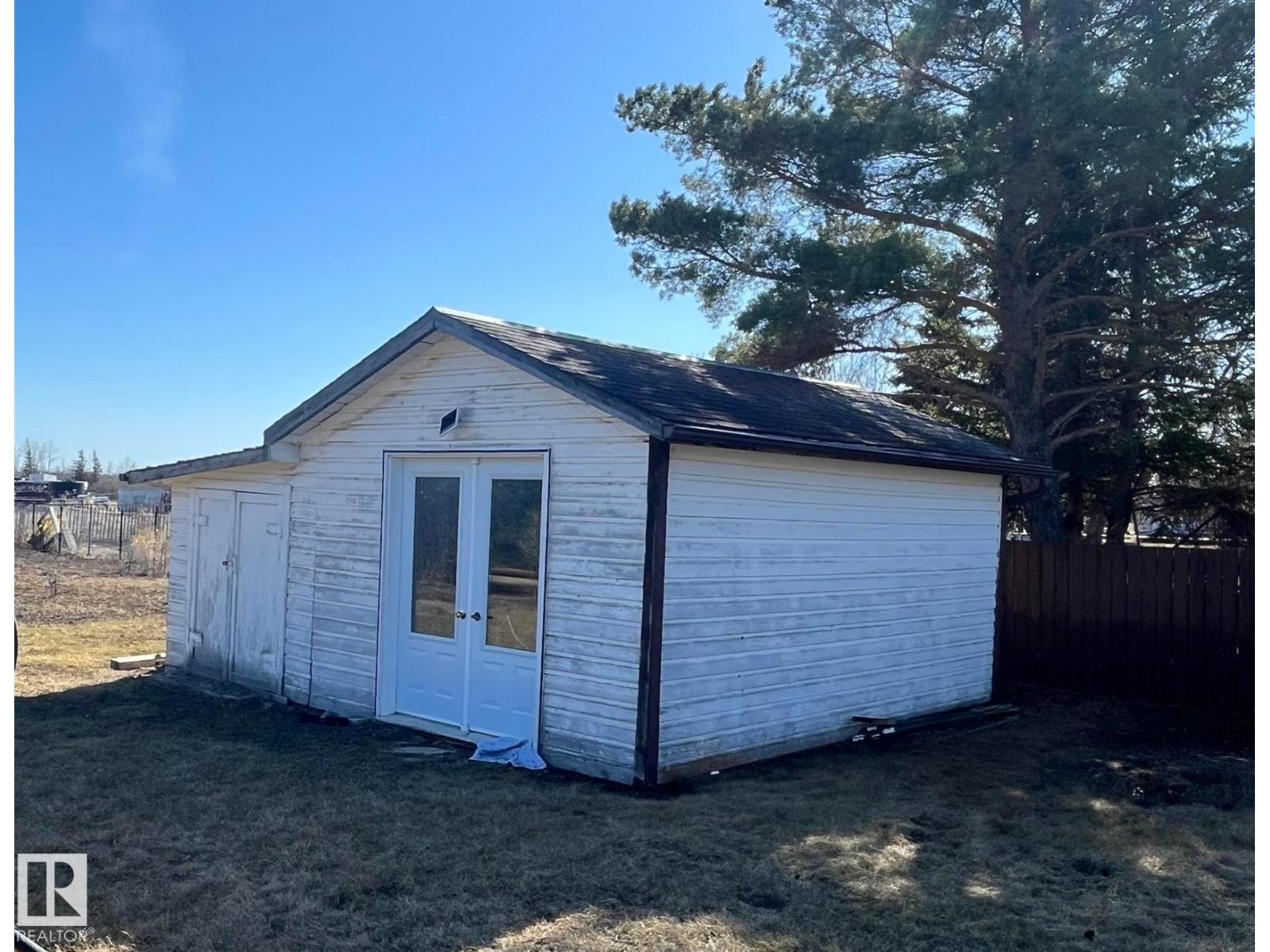5027 49 Ave - 26