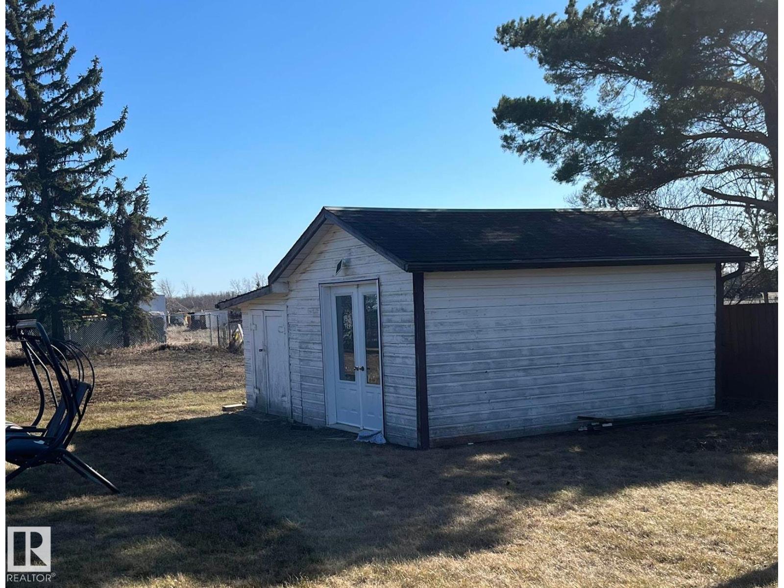 5027 49 Ave - 27
