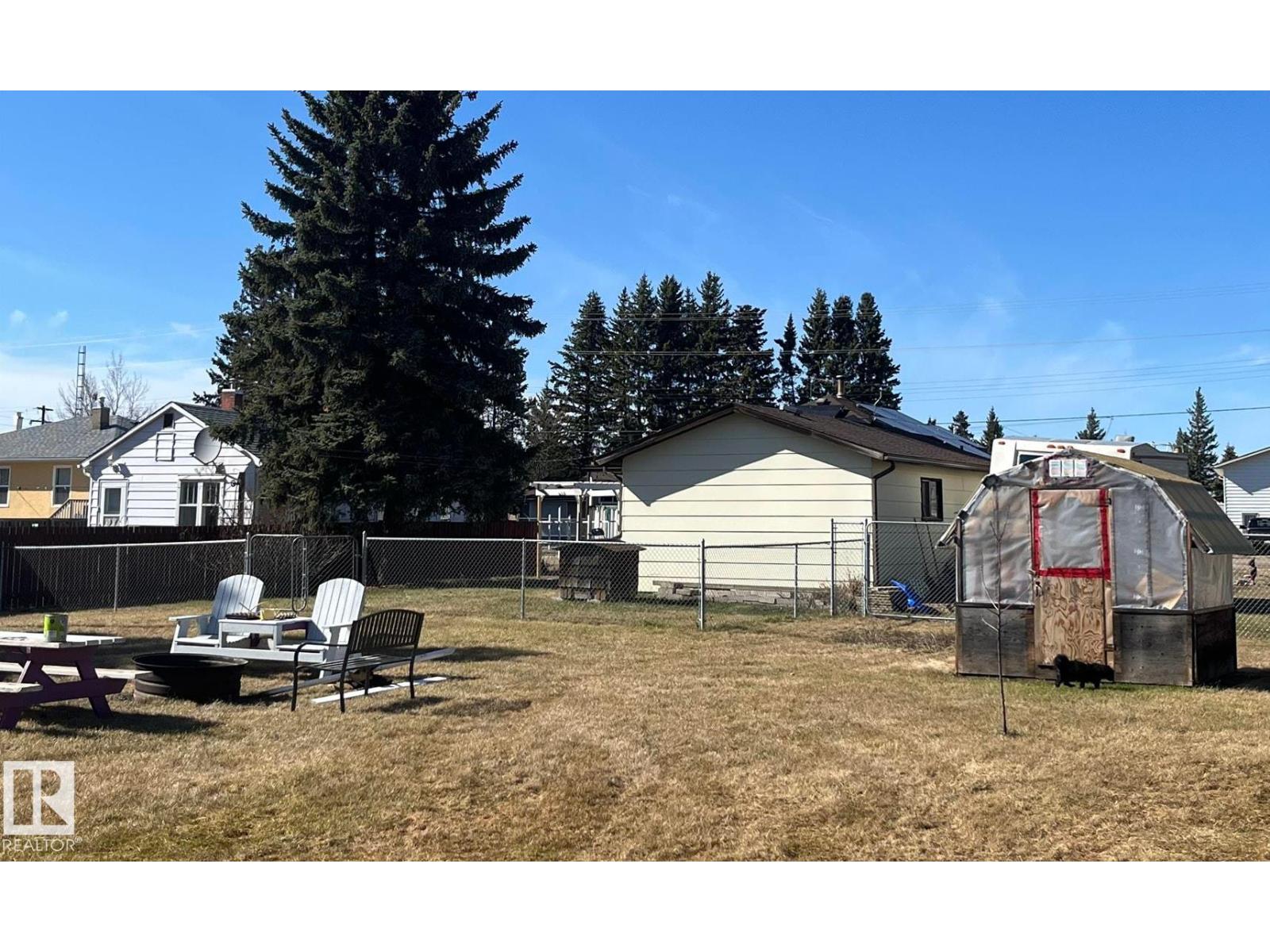 5027 49 Ave - 29