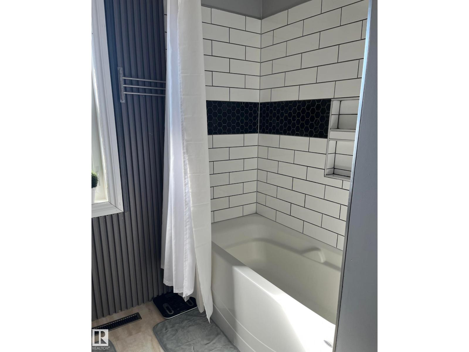5027 49 Ave - 5