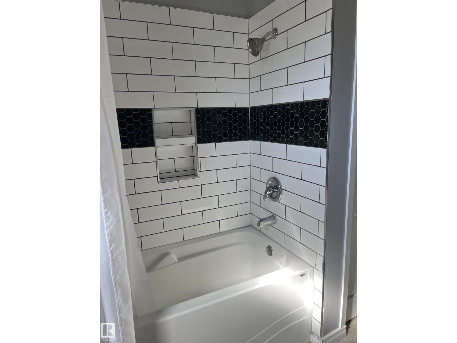 5027 49 Ave - 6