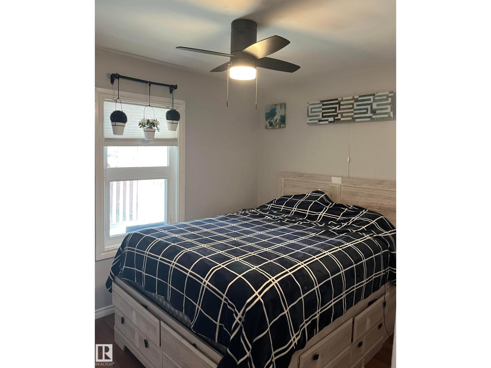 5027 49 Ave - 7