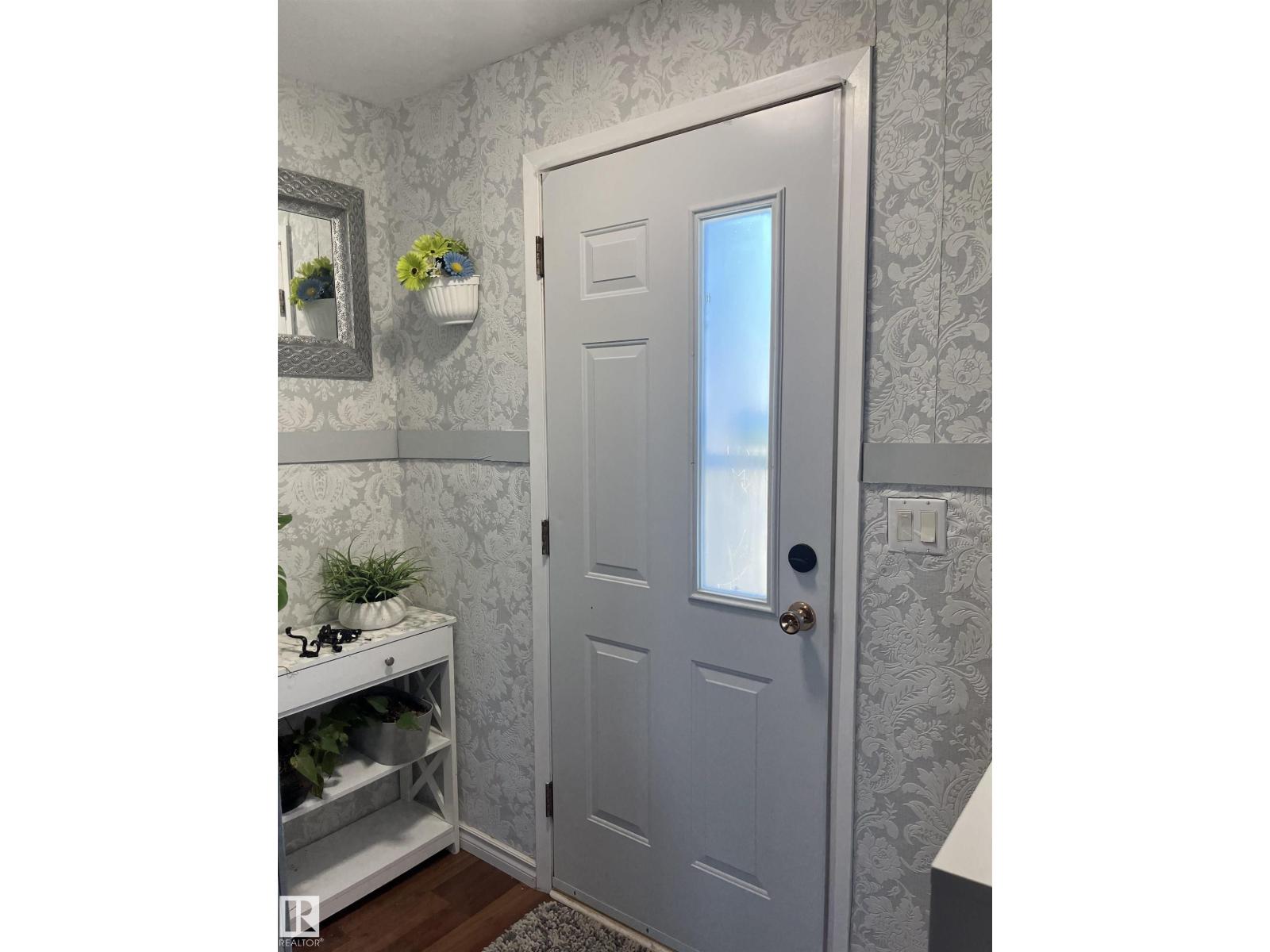 5027 49 Ave - 8