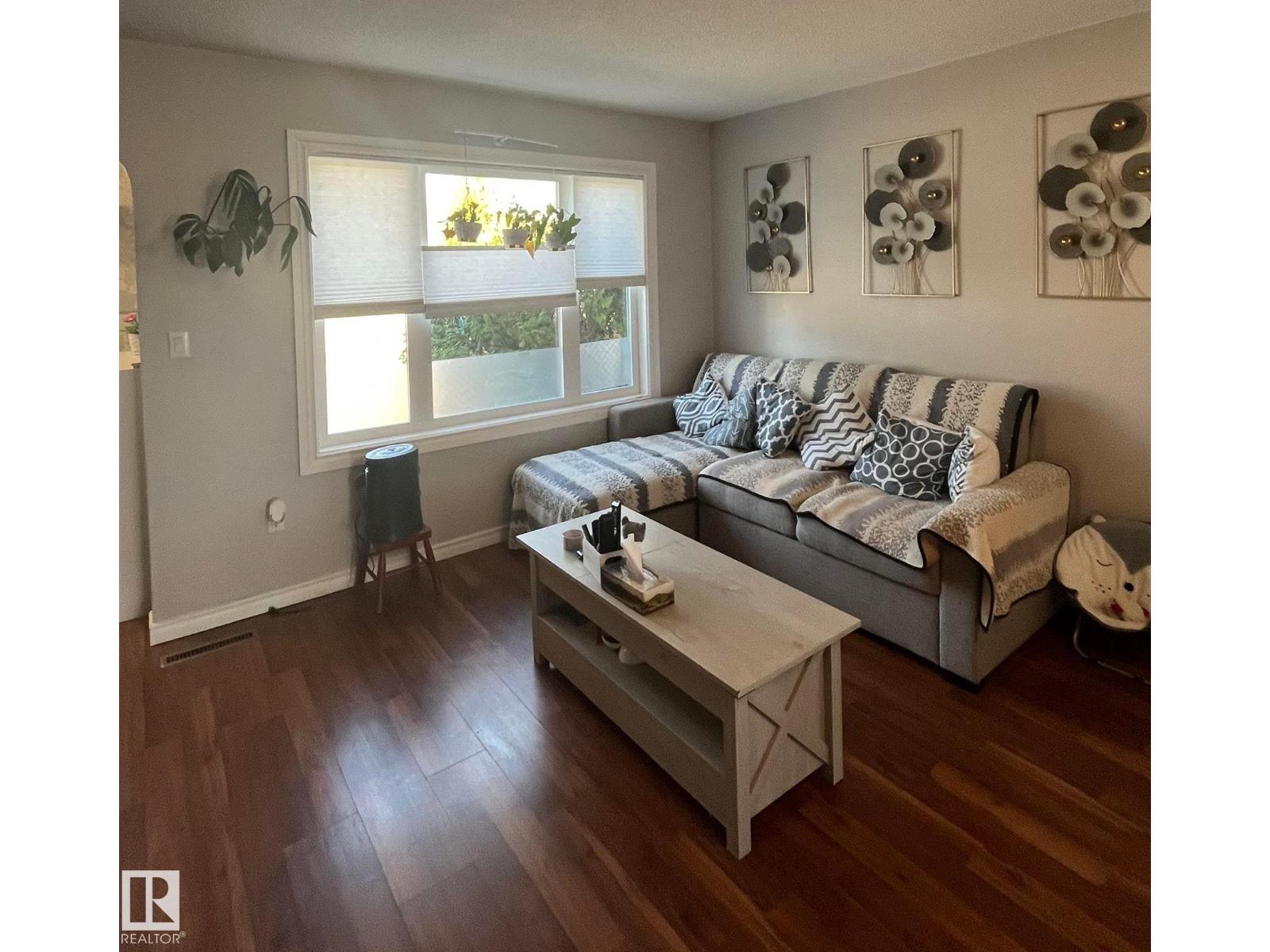 5027 49 Ave - 9