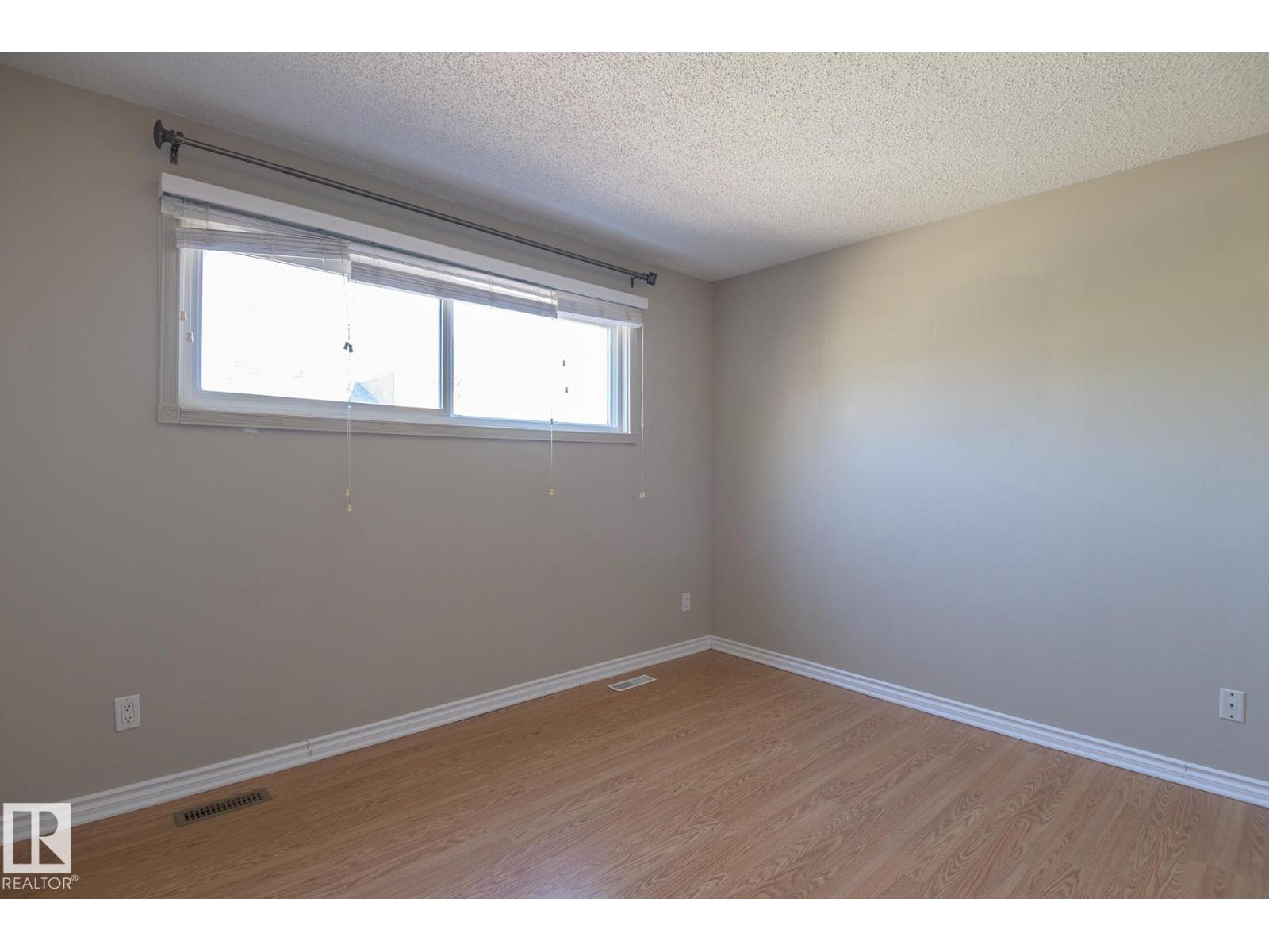 8039 27 AV NW - 31