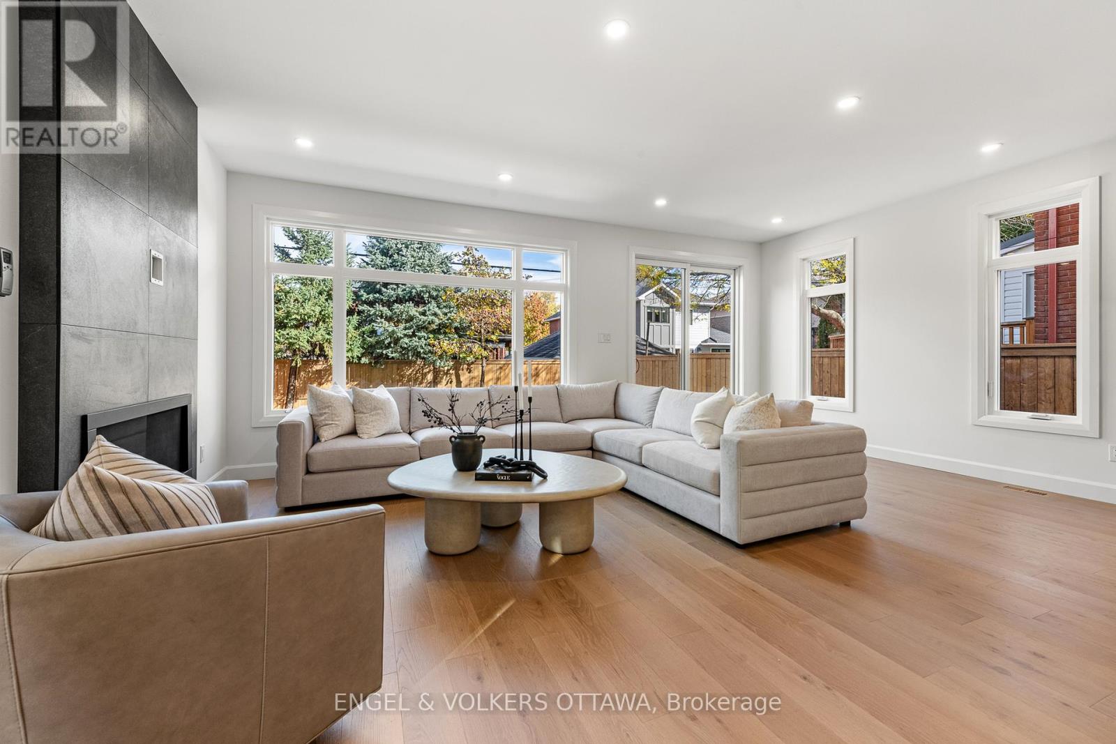 493 HIGHCROFT AVENUE - 14