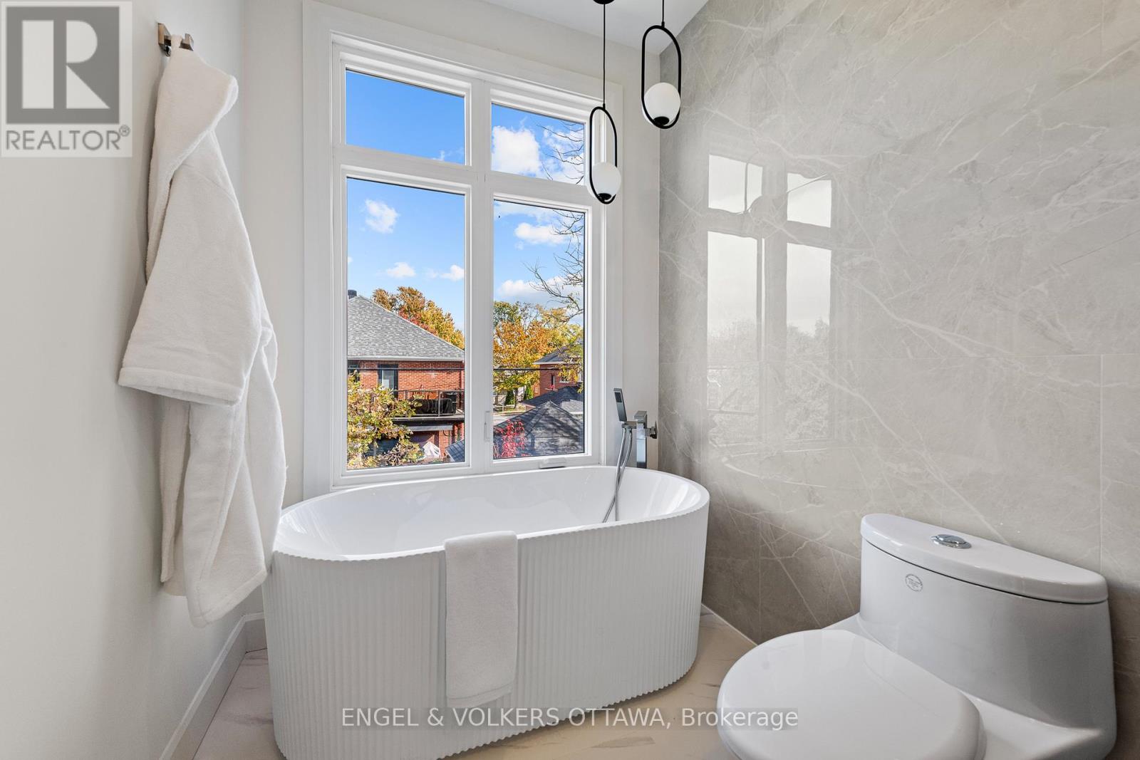 493 HIGHCROFT AVENUE - 22