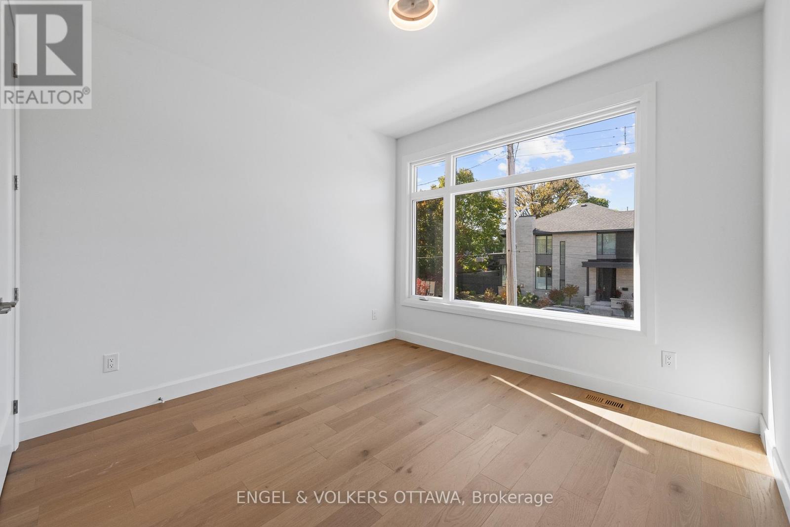 493 HIGHCROFT AVENUE - 24