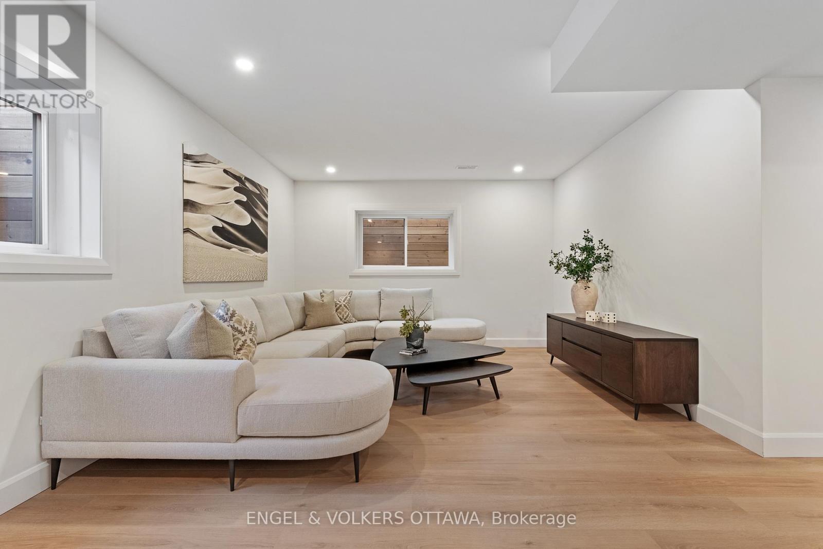 493 HIGHCROFT AVENUE - 33