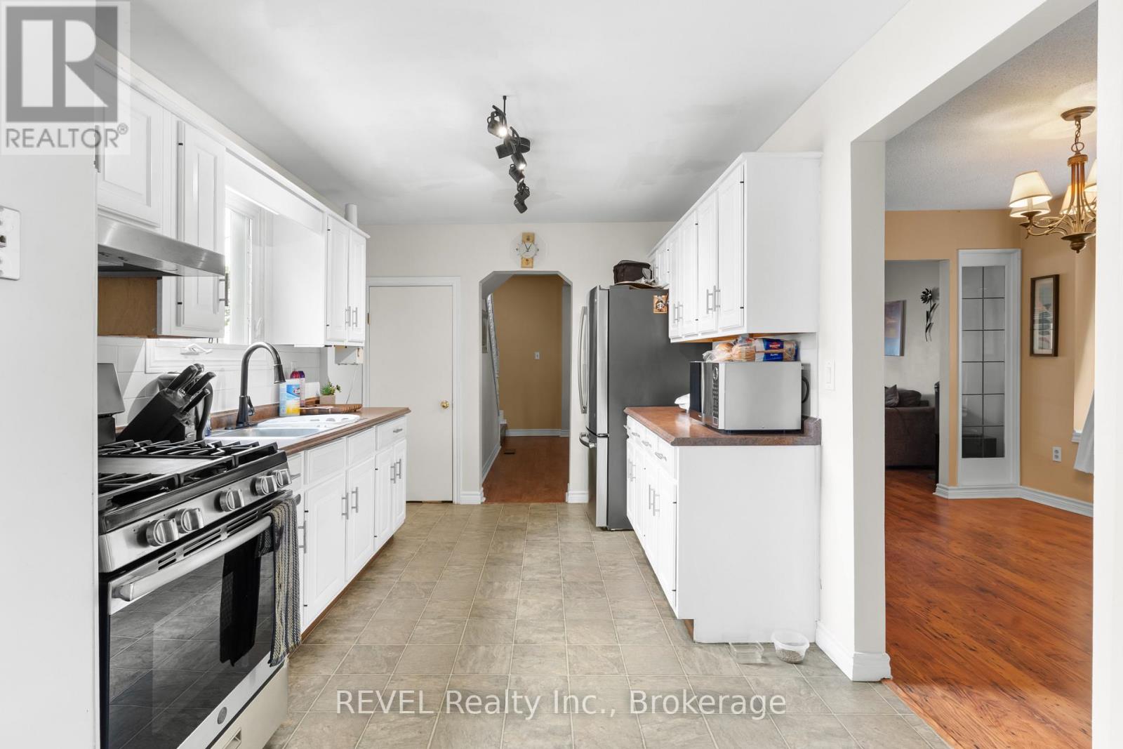32 BAY AVENUE - 11