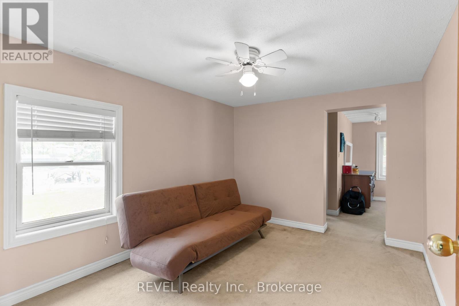 32 BAY AVENUE - 16