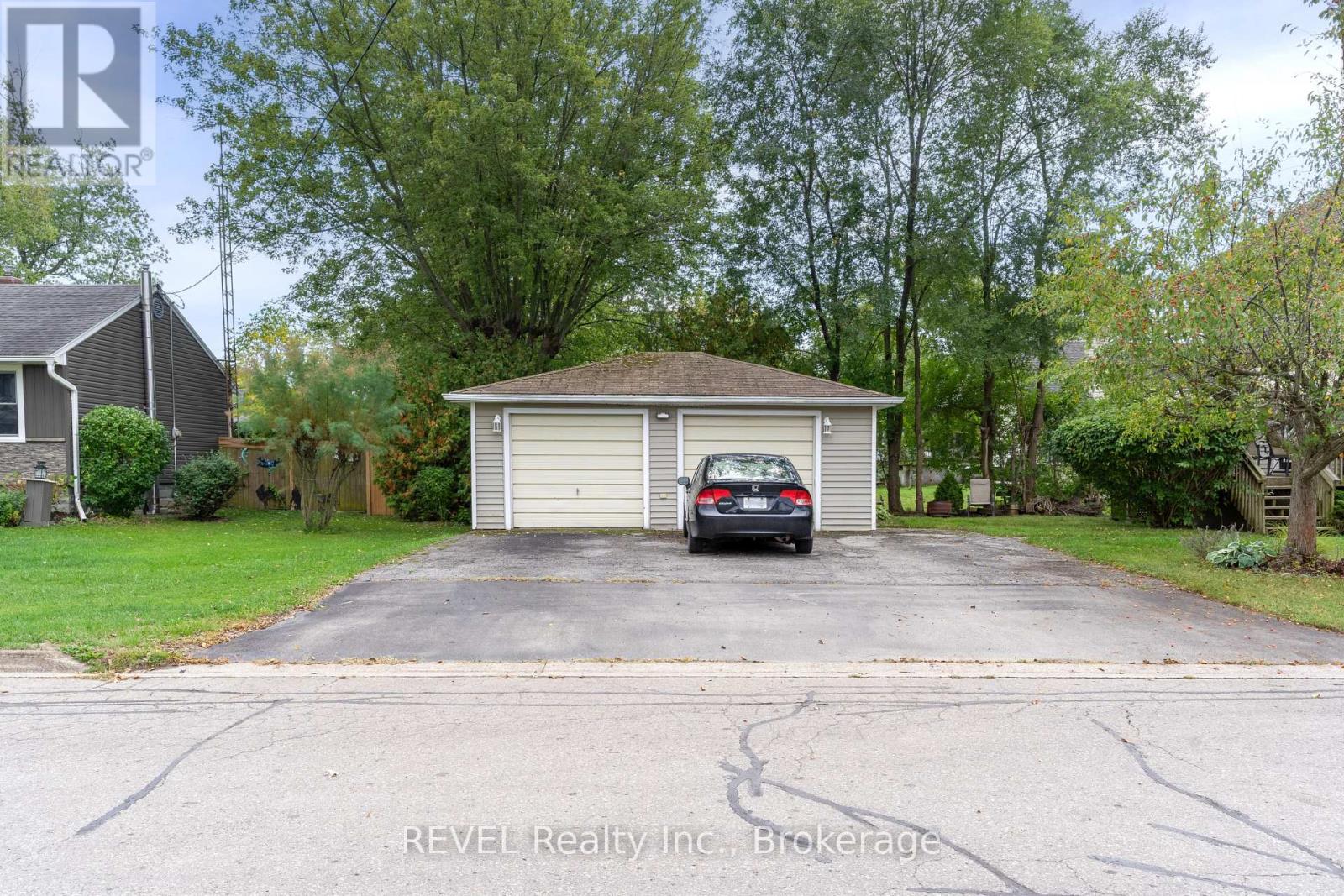 32 BAY AVENUE - 24