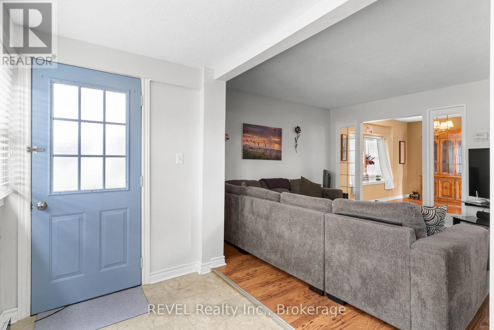 32 BAY AVENUE - 4