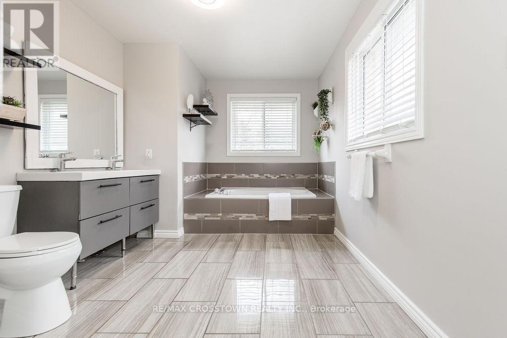 18 STONEYBROOK CRESCENT - 25