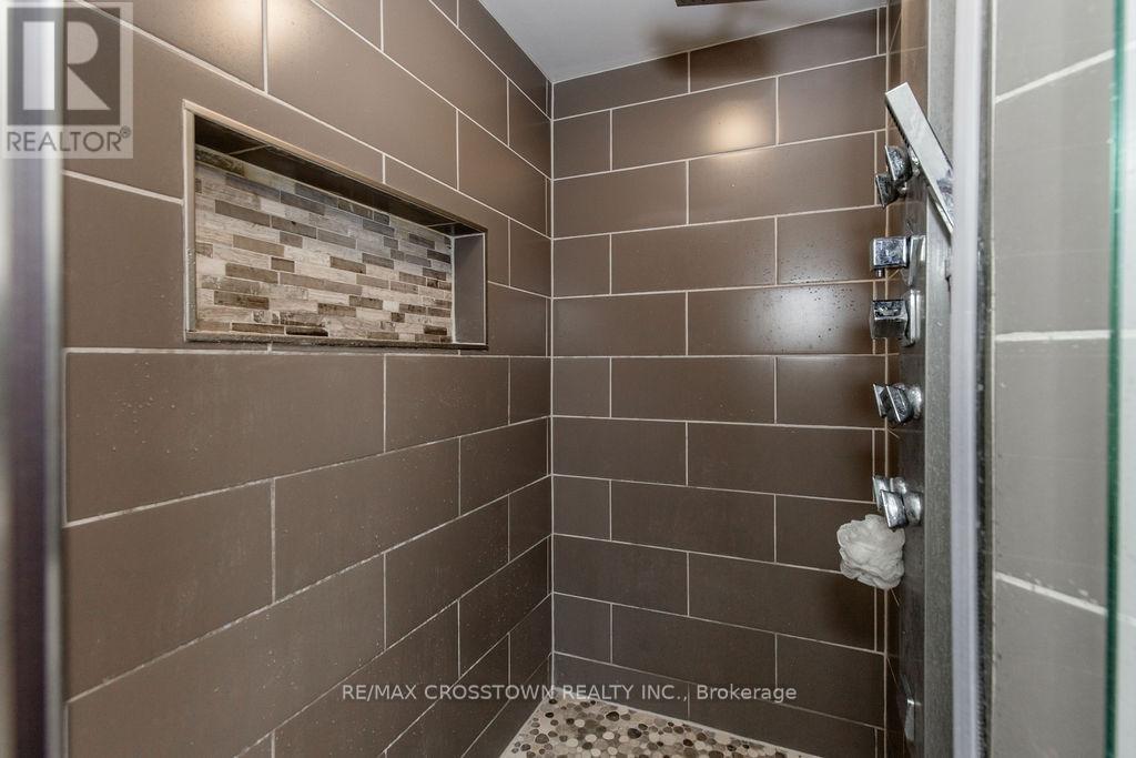 18 STONEYBROOK CRESCENT - 27