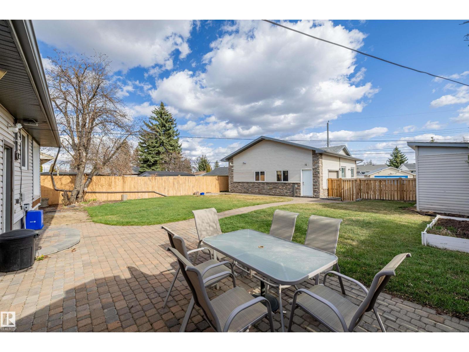 7927 71 AV NW, Edmonton