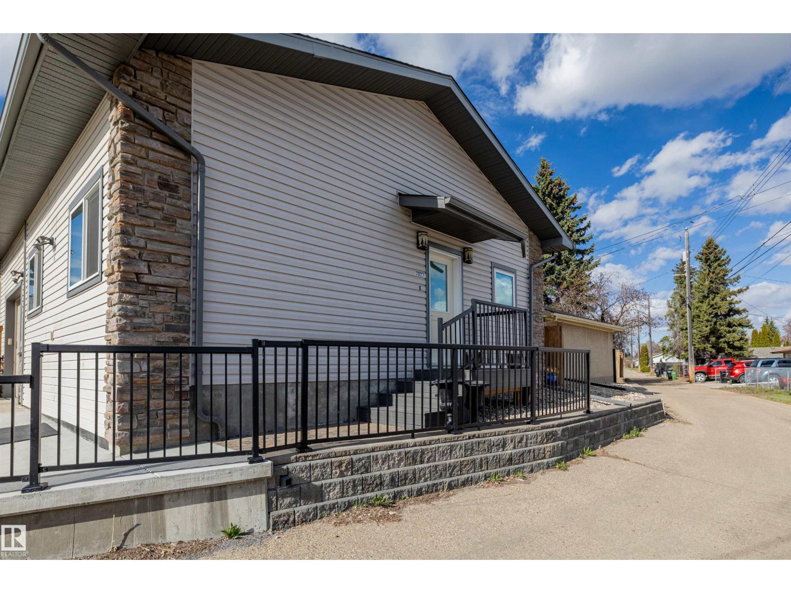 7927 71 AV NW, Edmonton