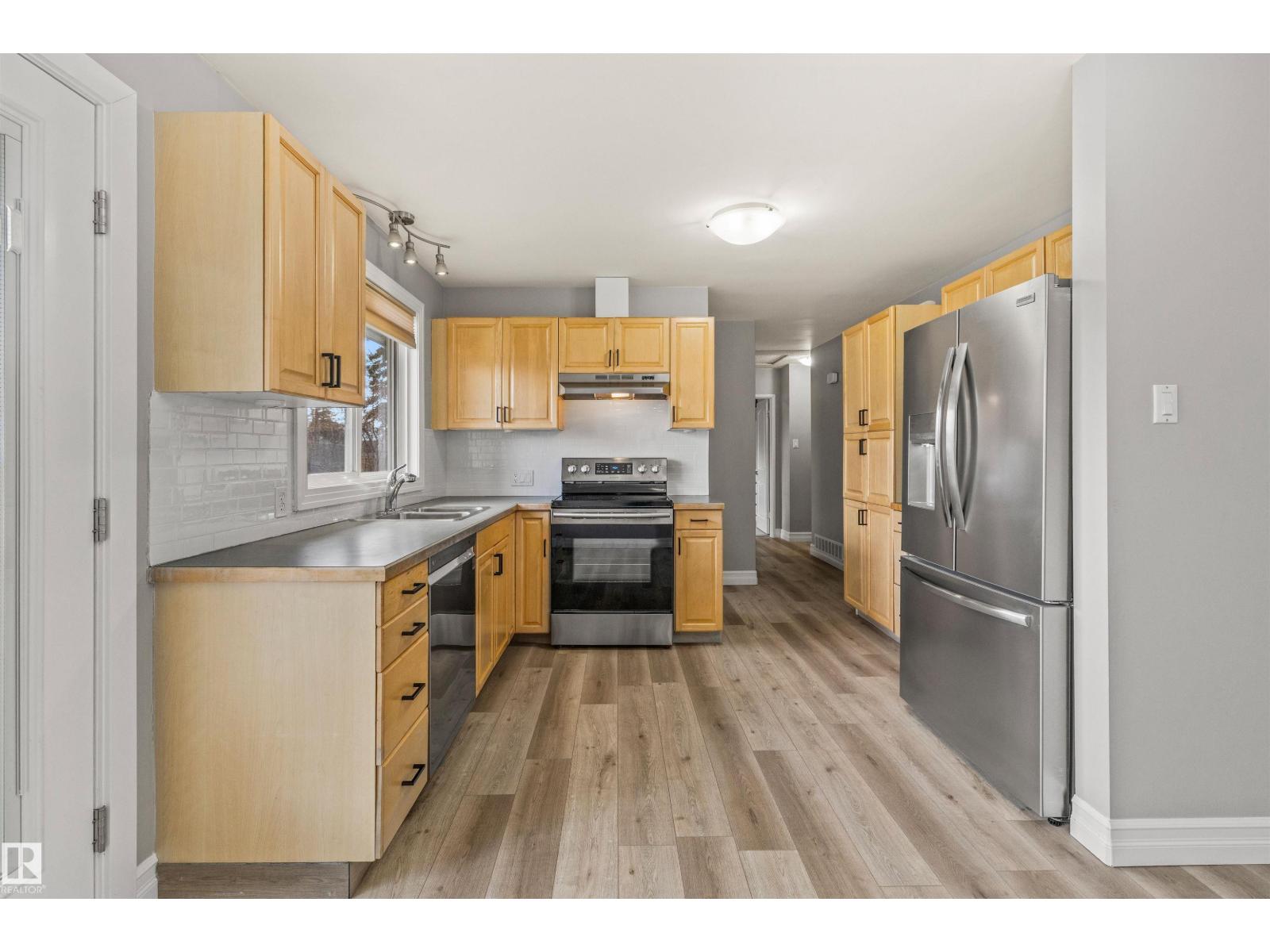 7927 71 AV NW, Edmonton