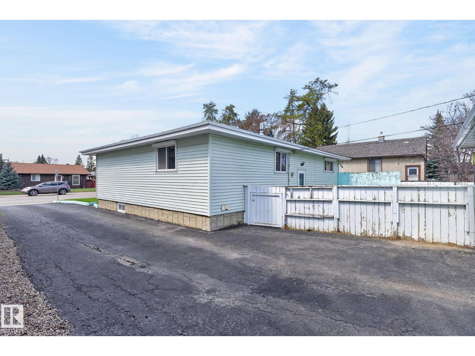 10719 152 ST NW, Edmonton