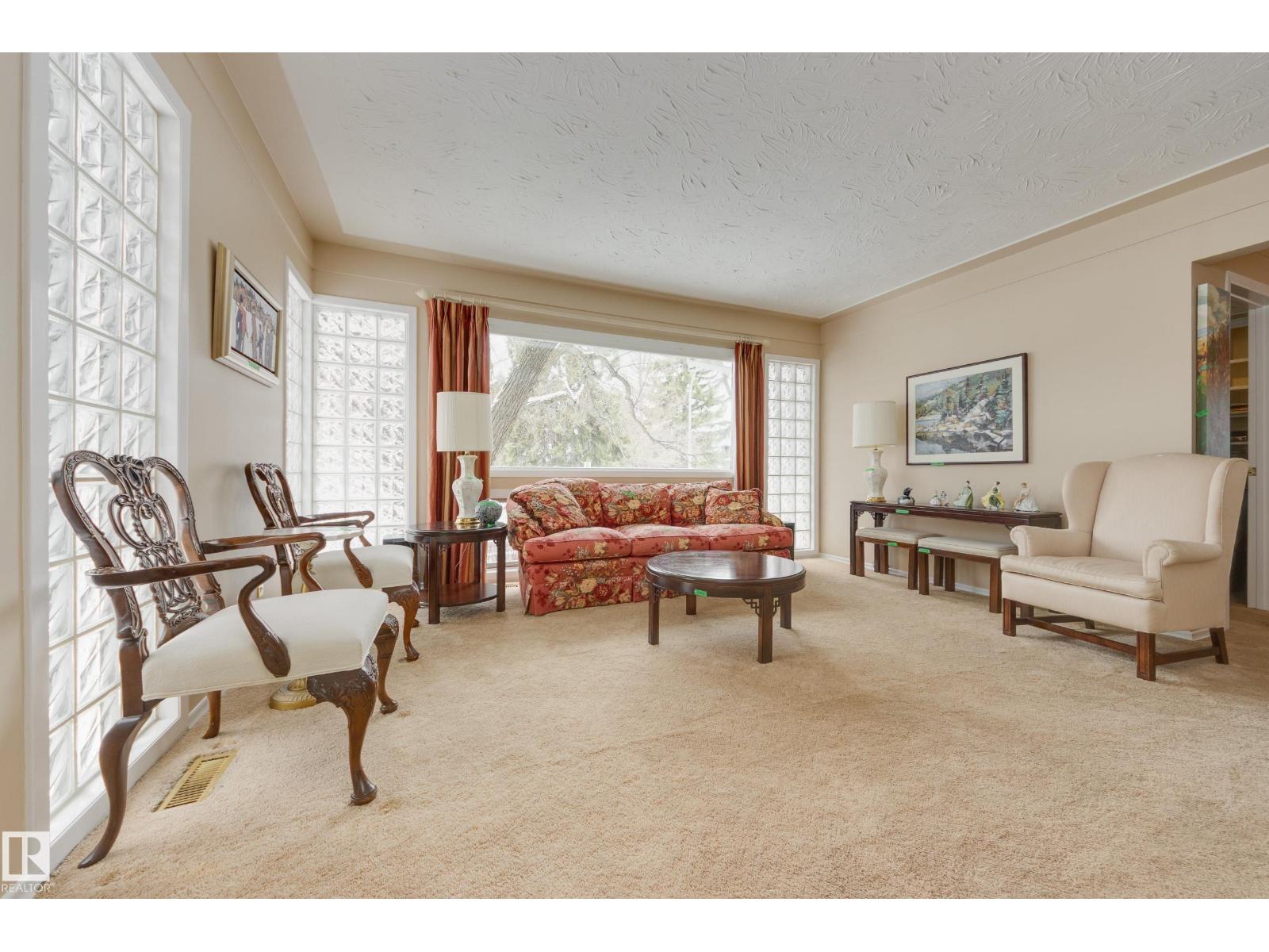 8444 118 ST NW - 8