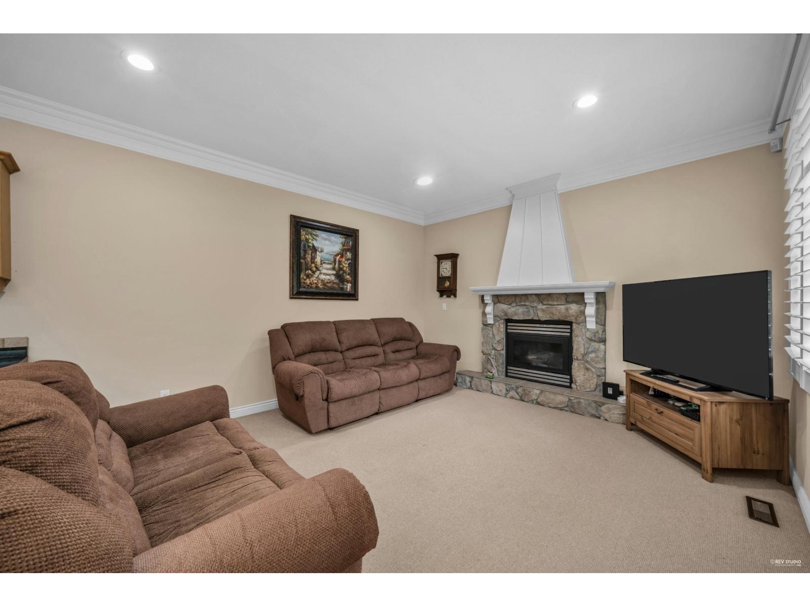 House in Surrey - Image 15