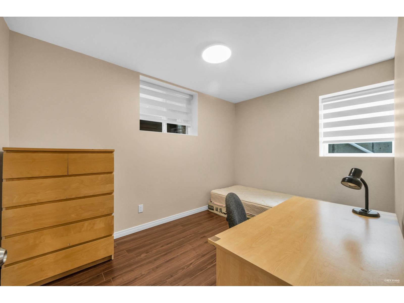 House in Surrey - Image 30