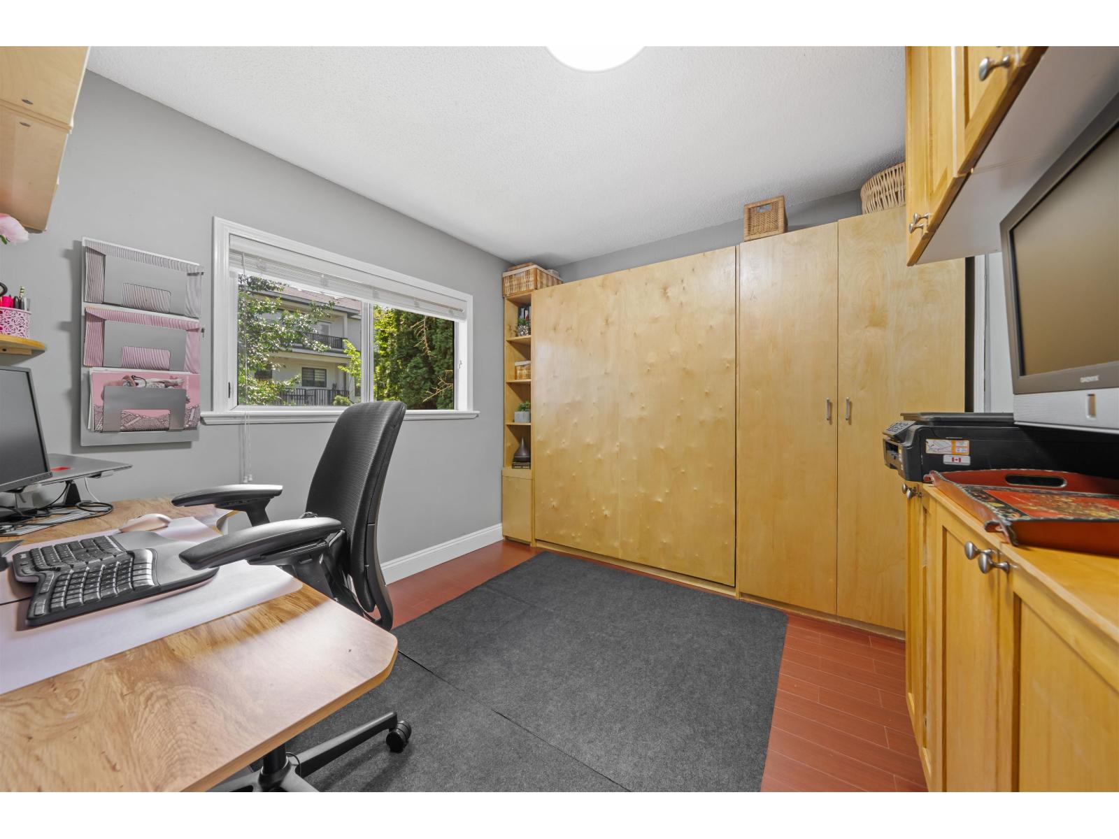 House in Surrey - Image 15