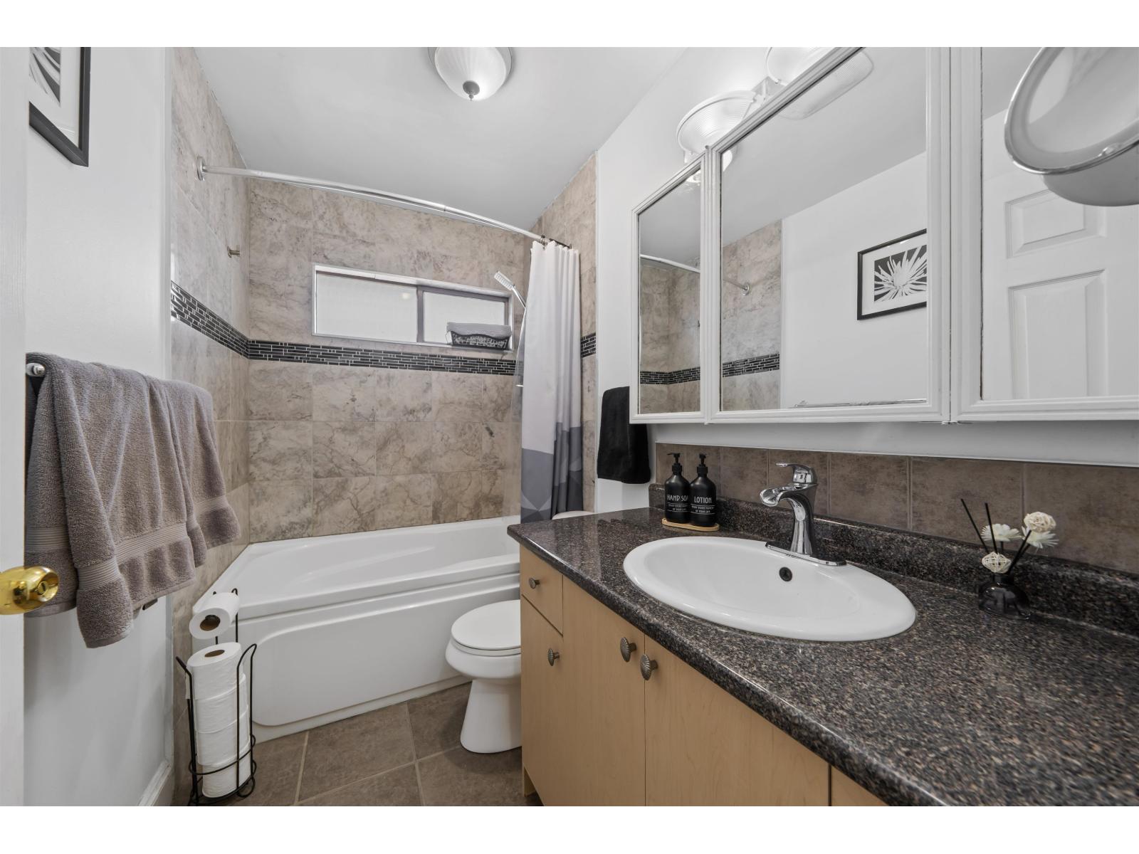 House in Surrey - Image 32