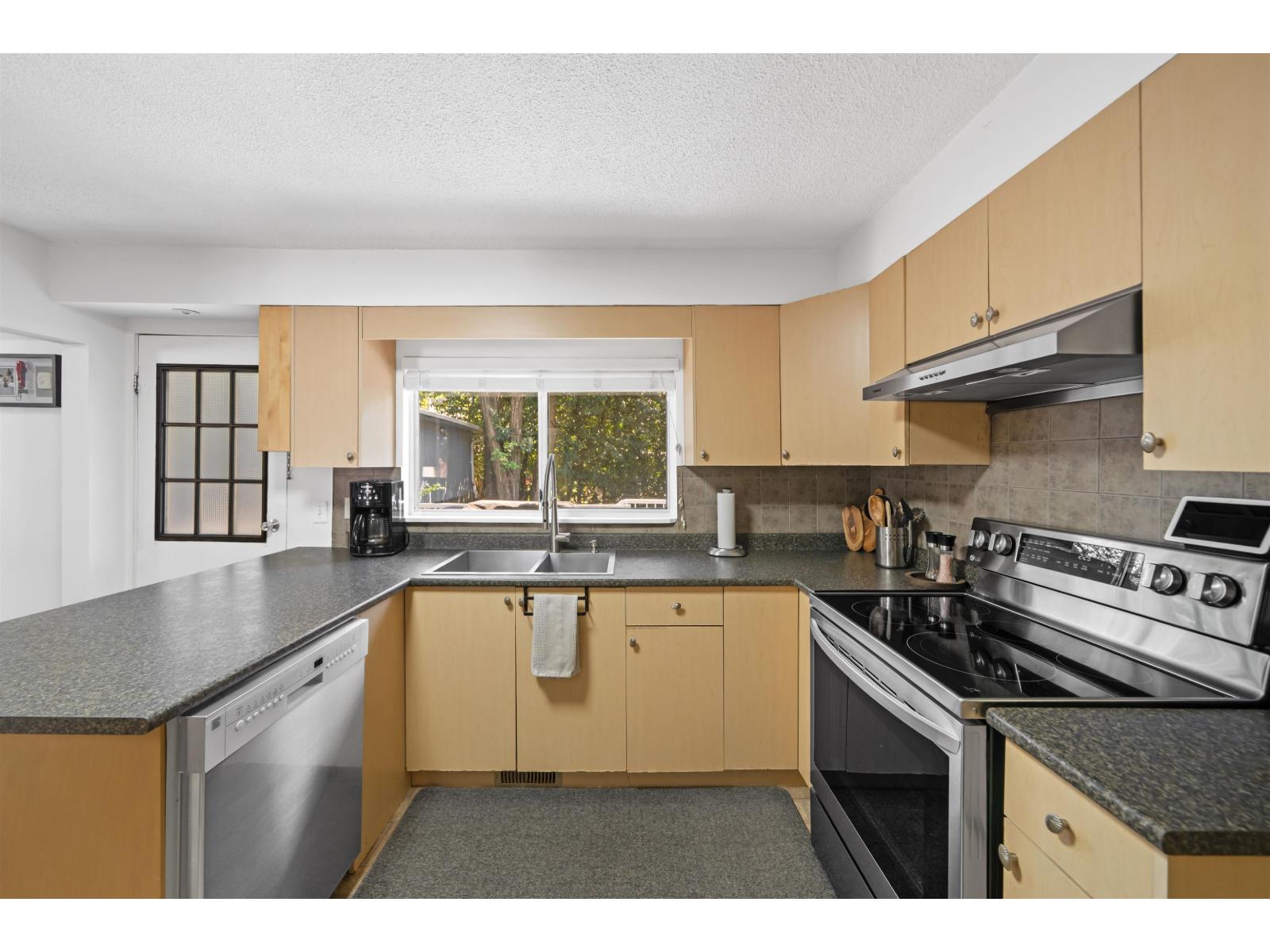 House in Surrey - Image 36