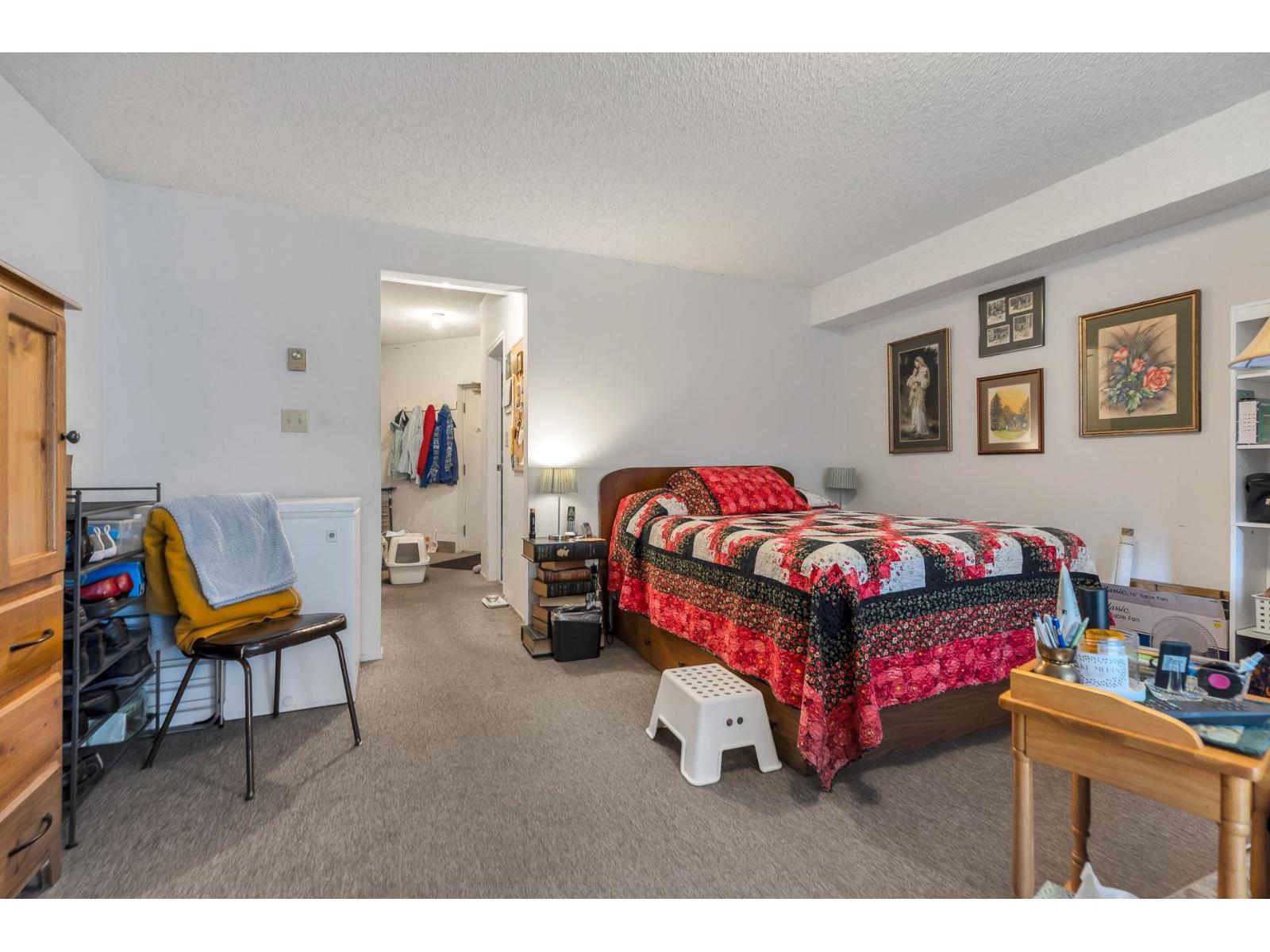 House in Surrey - Image 11