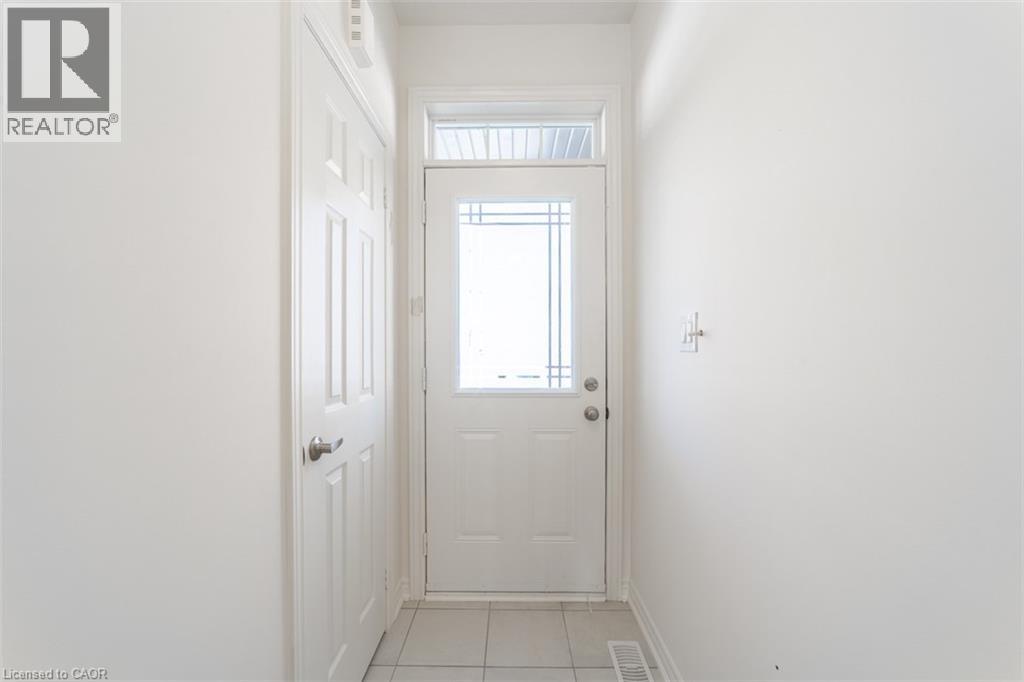 24 WESTFIELD Crescent, Waterdown, Ontario, L8B1Y1 — Photo 2