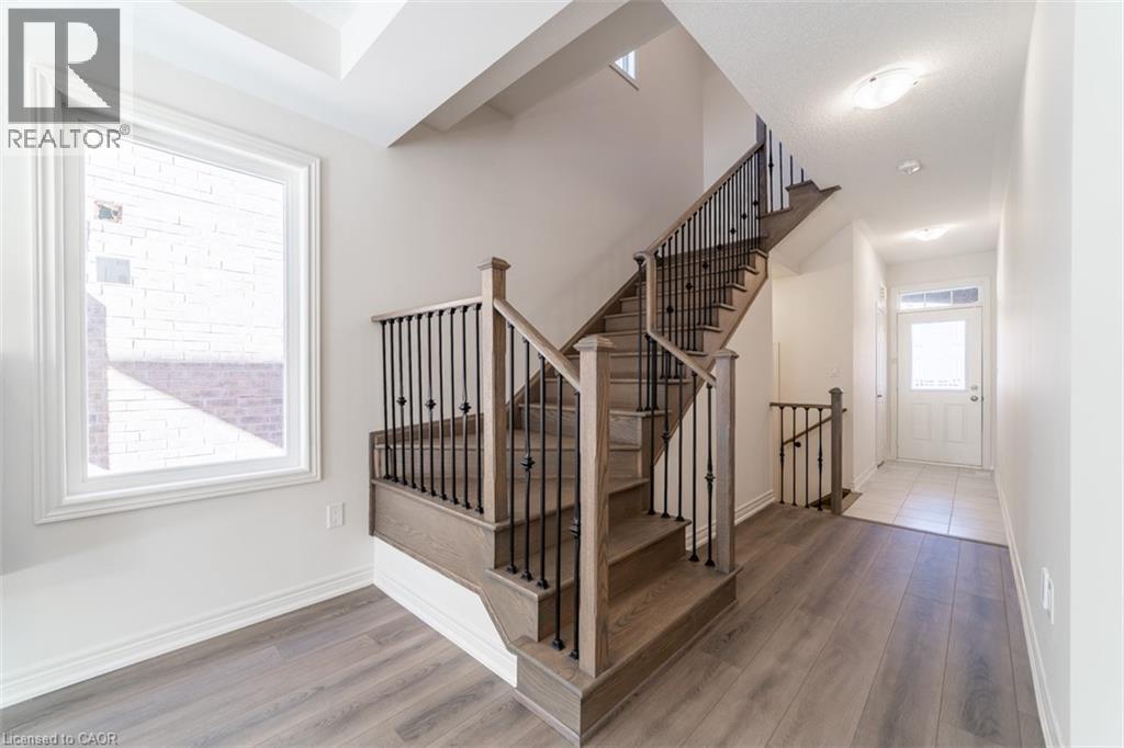 24 WESTFIELD Crescent, Waterdown, Ontario, L8B1Y1 — Photo 3