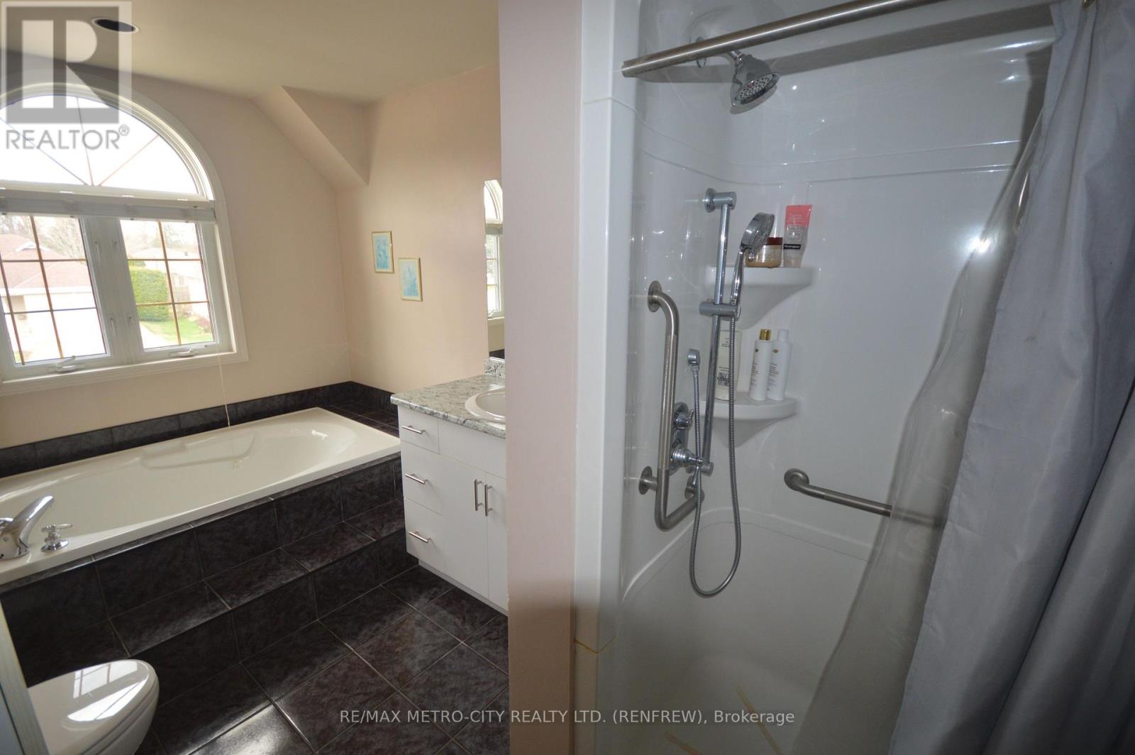 225 VANIER CRESCENT - 12
