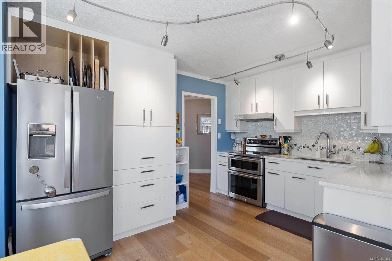 318 10 Paul Kane Place, Victoria