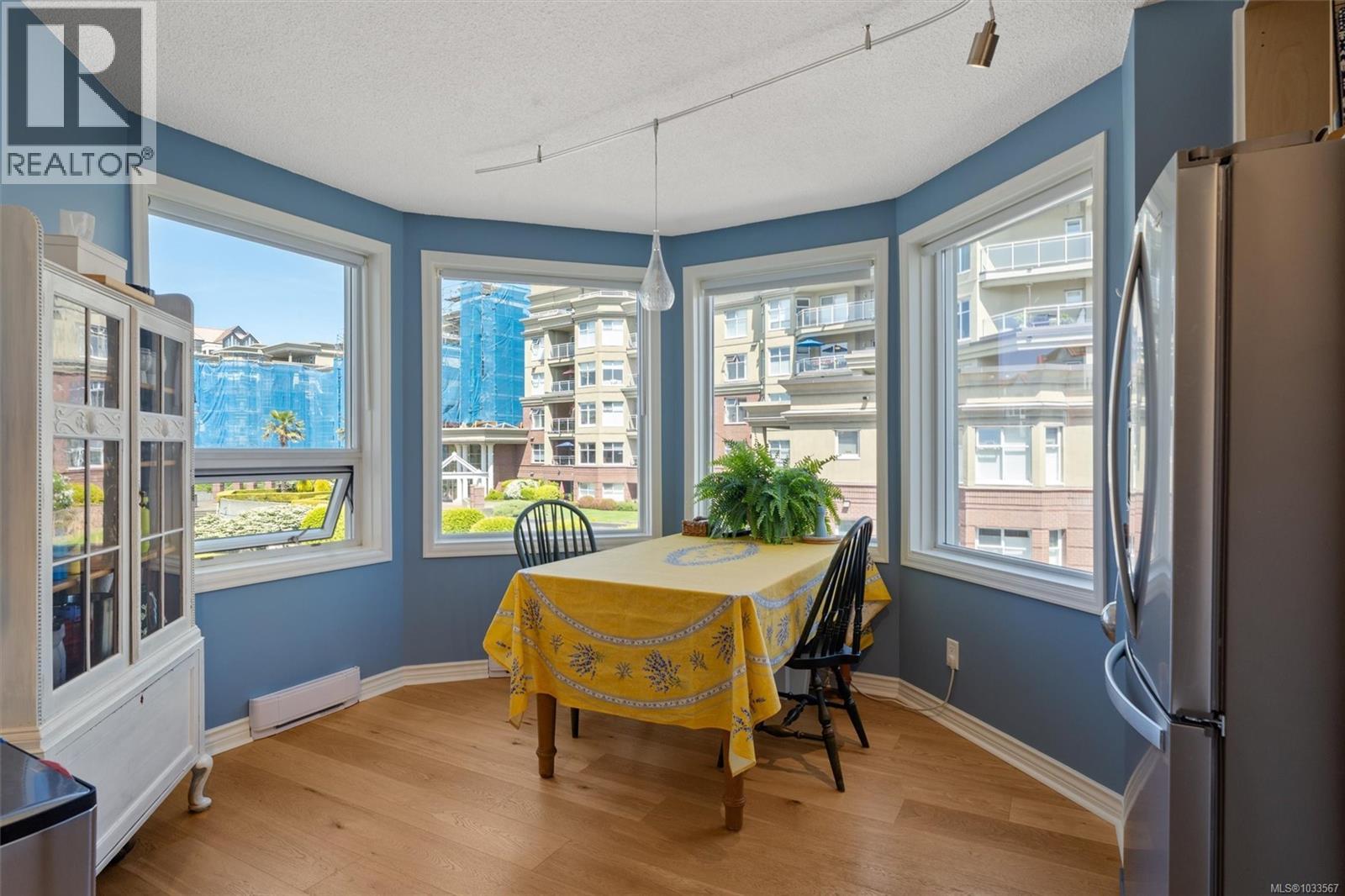 318 10 Paul Kane Place, Victoria