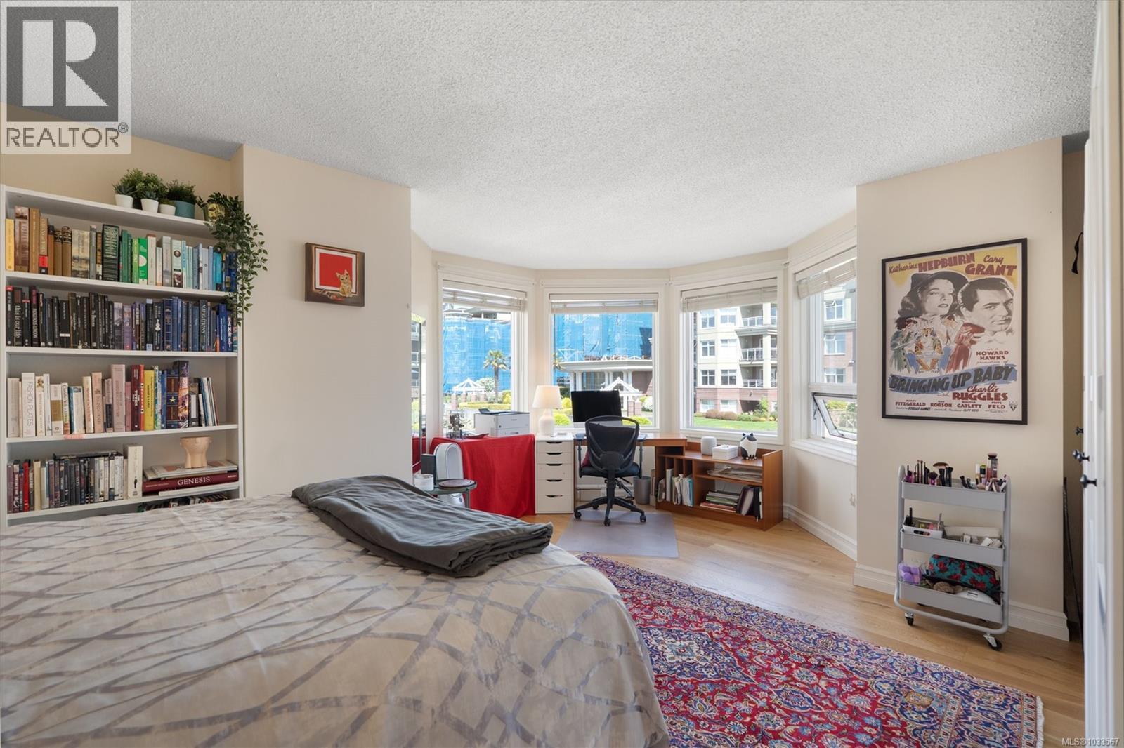 318 10 Paul Kane Place, Victoria