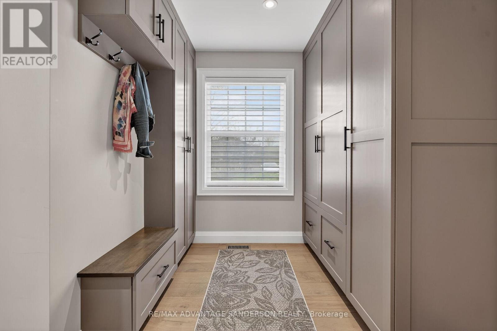 975 SUNNINGDALE ROAD W - 34