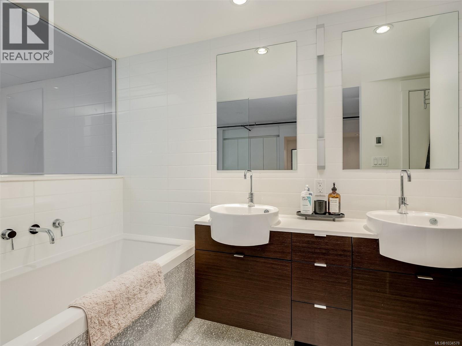 425 770 Fisgard Street, Victoria