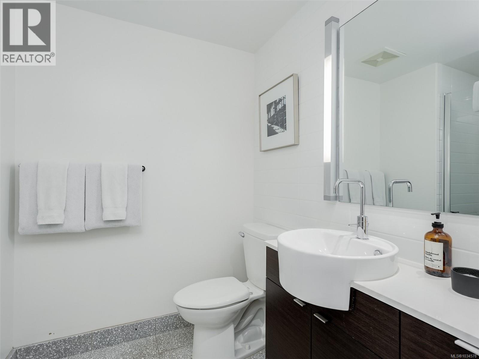 425 770 Fisgard Street, Victoria